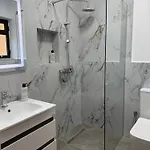 Comfort 2br With Lush Living *