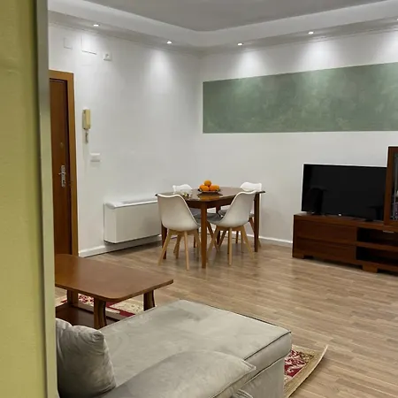 Comfort 2br With Lush Living 아파트 티라나