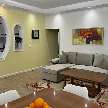 아파트 Comfort 2br With Lush Living 티라나