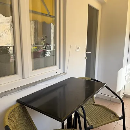 Comfort 2br With Lush Living Apartment *