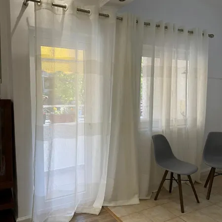 Appartement Comfort 2br With Lush Living Tirana