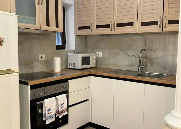 Lejlighed Comfort 2br With Lush Living Tirana