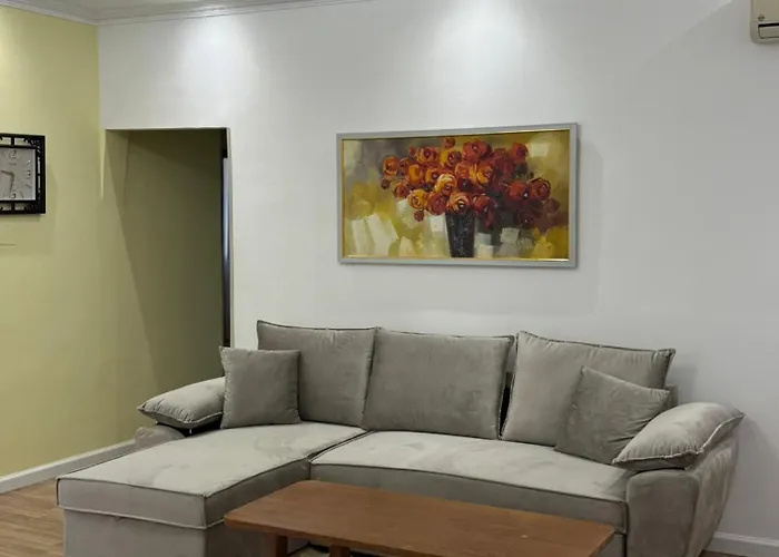 Comfort 2br With Lush Living Lägenhet Tirana