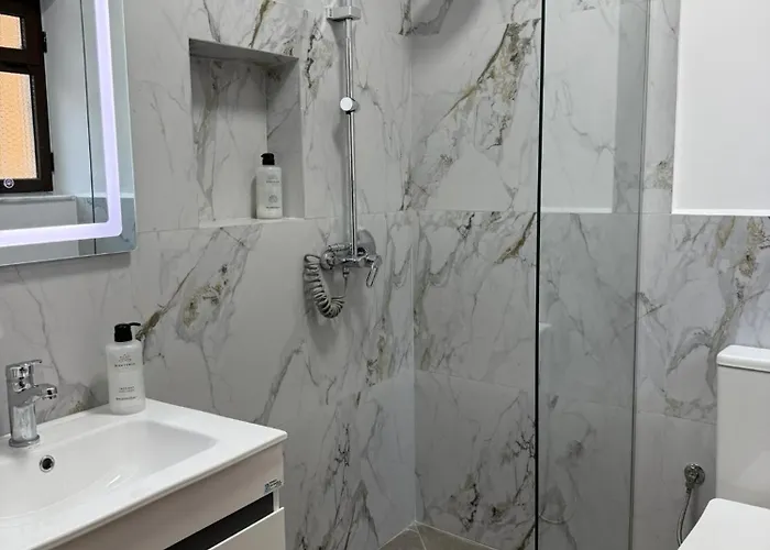 Comfort 2br With Lush Living *