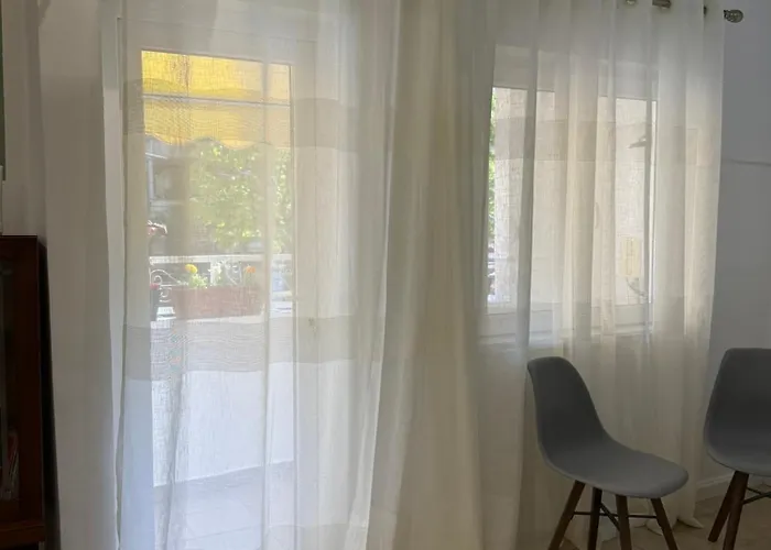 Lägenhet Comfort 2br With Lush Living Tirana