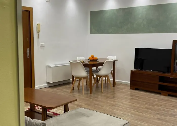 Comfort 2br With Lush Living Lägenhet Tirana