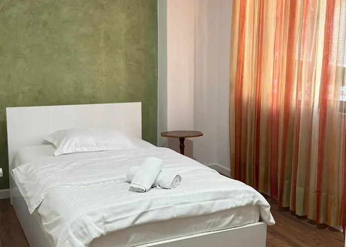 Comfort 2br With Lush Living Tirana