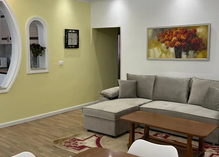 Lägenhet Comfort 2br With Lush Living Tirana